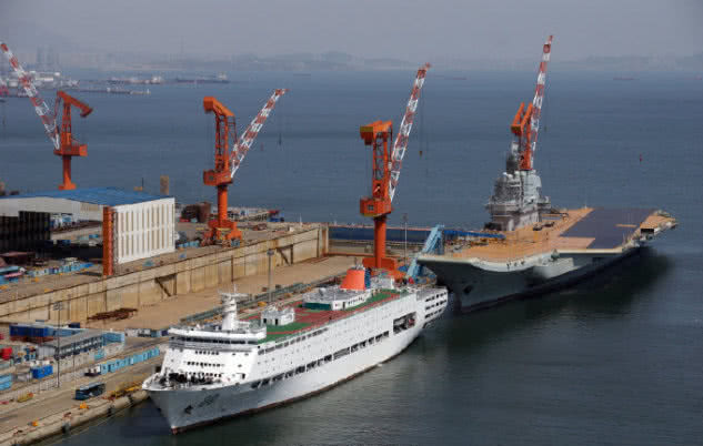 国产航母清明节加班施工甲板涂装近半9