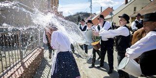 匈牙利举行复活节传统活动 男子往女孩身上泼水