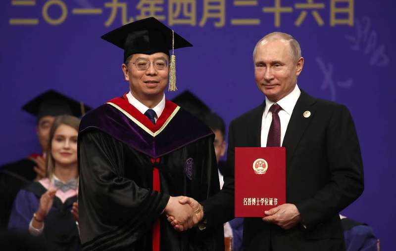 俄媒：清华校长为普京颁发名誉博士学位证书