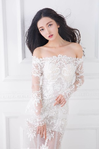 张晗身着纱裙上演梦幻公主风 小露香肩现唯美锁骨杀