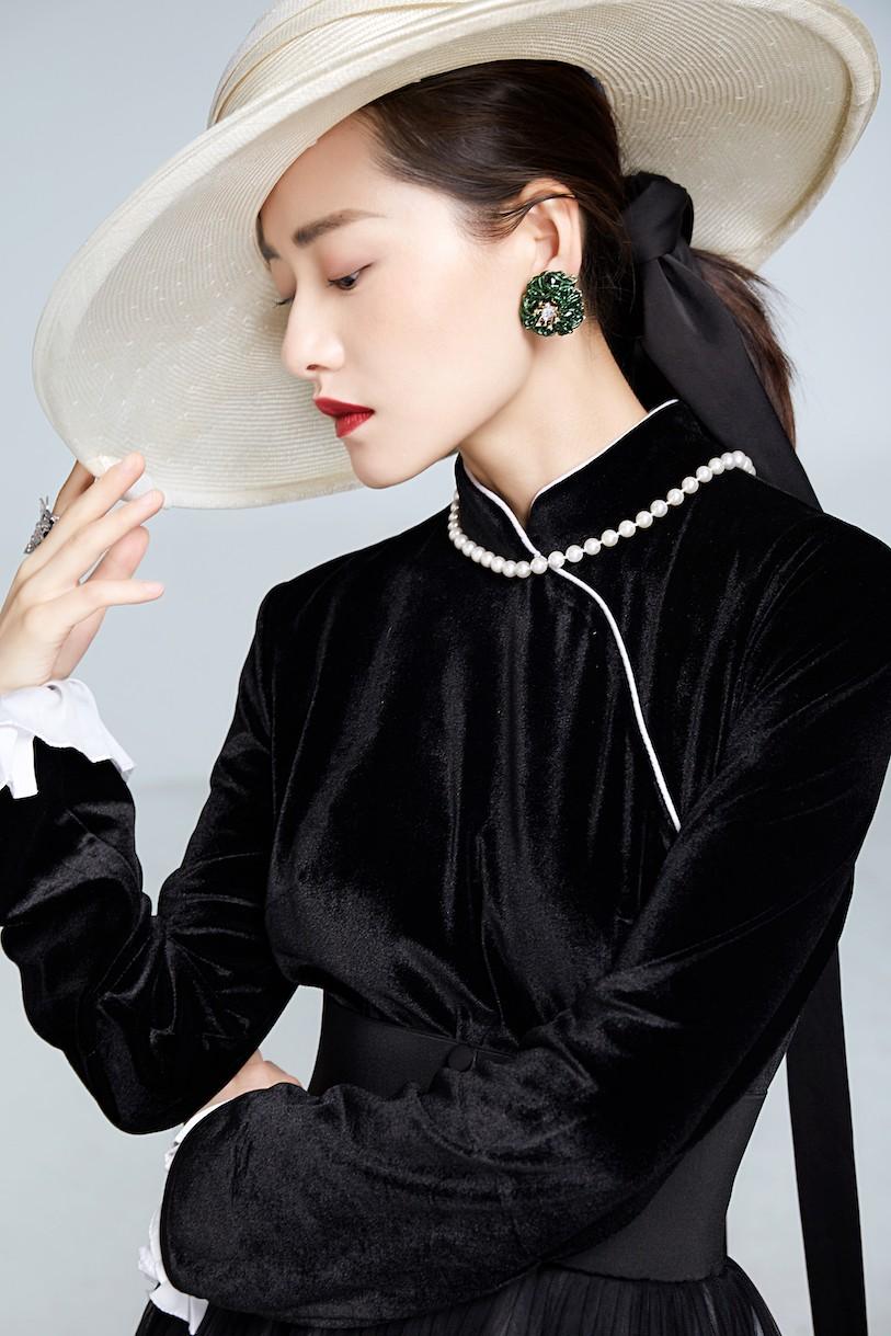 图中, 柴碧云身穿中式旗袍上衣,下身着朦胧感纱裙,设计感十足的复古平