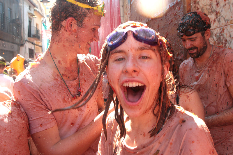 西班牙举行西红柿狂欢节 狂掷番茄一片红泥雨