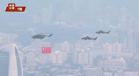 奔向天安门！空中护旗梯队由东向西飞越北京城