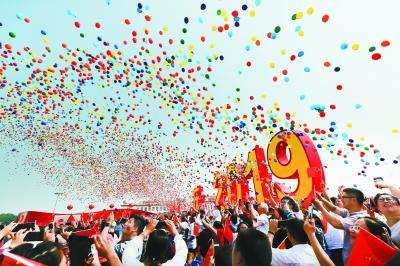 30个信号员用旗语指挥 七万气球打造壮观幕墙