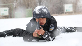 甘肃特警“顶风冒雪”实战环境练综合素质